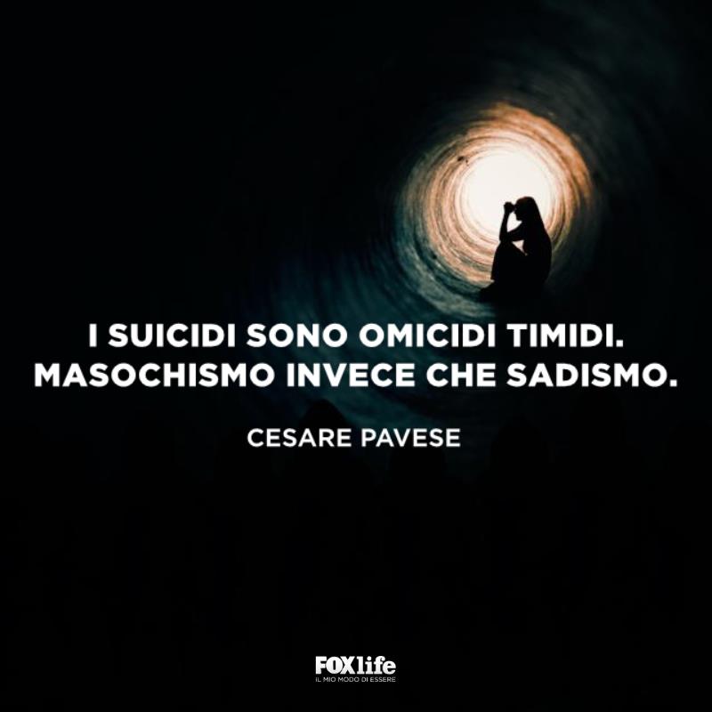 Frase suicidi Ragazza seduta al buio