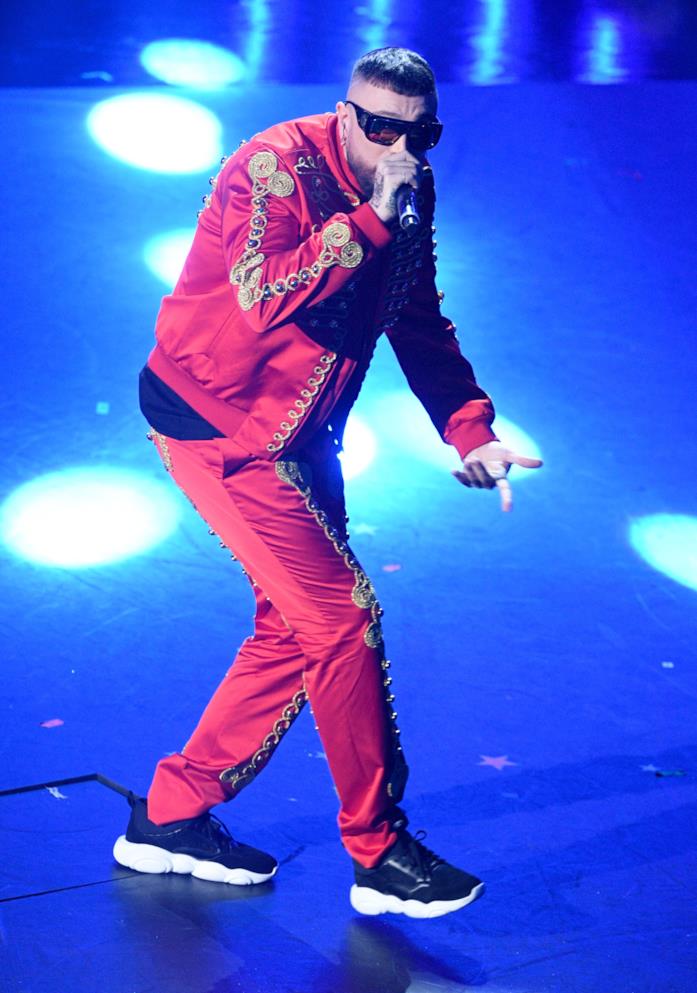 Gué Pequeno Sanremo 2019 Outfit Moschino per Gué Pequeno a Sanremo 2019