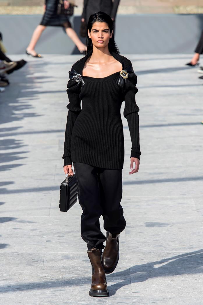 Look d'ispirazione militare da Bottega Veneta Look militare di Bottega Veneta