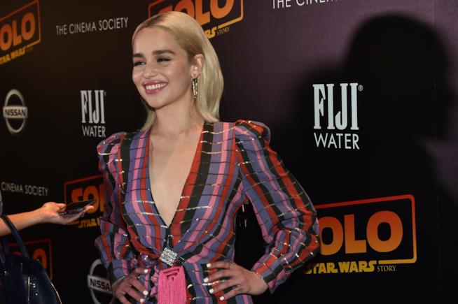 Emilia Clarke pensa di non essere riconosciuta dai fan perché è bassa Emilia Clarke