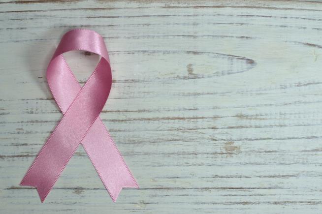 UN fiocco rosa a simbolo della lotta al cancro al seno Un fiocco rosa
