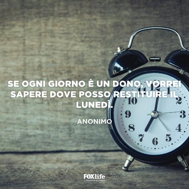 Doni da restituire Sveglia su un tavolo