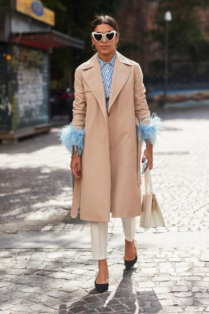 Trench nude abbinato a pantaloni a sigaretta e pumps con tacco basso Look super raffinato composto da trench, pantaloni corti alla caviglia e pumps