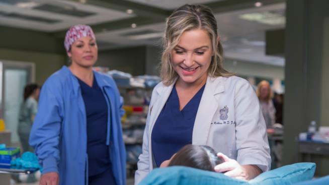 Shonda Rhimes svela quale sarà il futuro amoroso di Arizona in Grey's Anatomy 13 Jessica Capshaw e Sara Ramirez in una scena di Grey's Anatomy 12