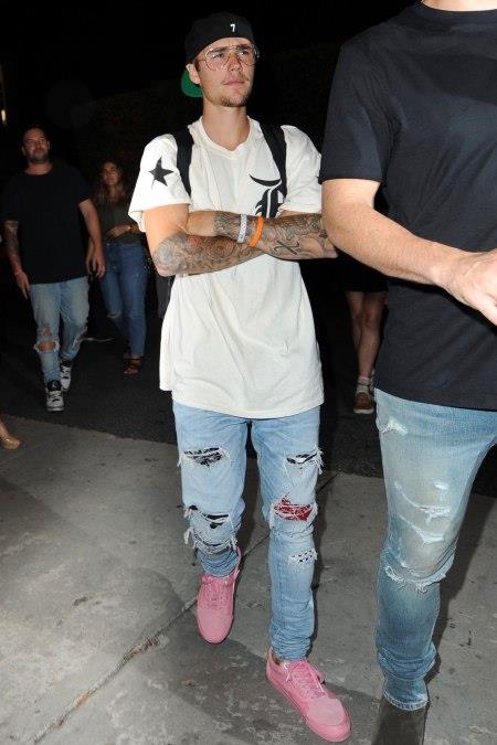 Justin Bieber per la prima volta in pubblico dopo la cancellazione del tour La prima apparizione in pubblico di Justin Bieber dopo l'annuncio del tour cancellato