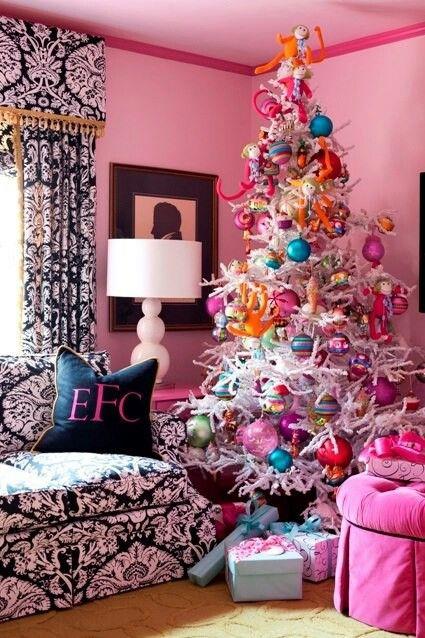 Albero di Natale eccentrico Albero di Natale eccentrico e colorato