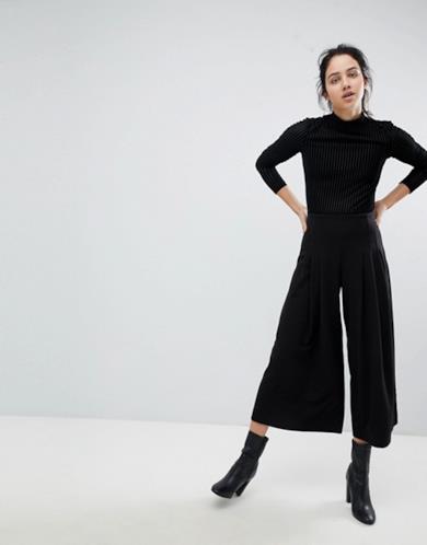 Pantaloni con fondo ampio e pinces anteriori