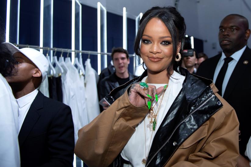 Rihanna rilancia il trend capelli anni '90 delle forcine brillantinate Rihanna