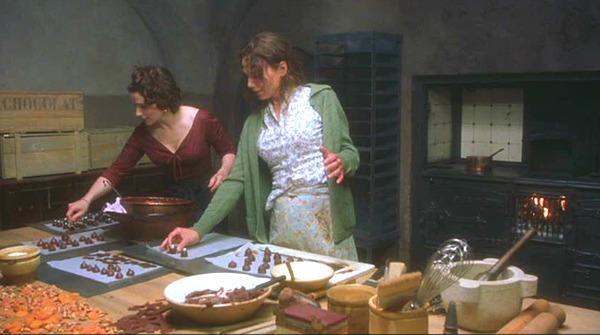 In Chocolat con Juliette Binoche, l'attrice Lena Olin è una moglie maltrattata Una immagine tratta dal film Chocolat con Juliette Binoche e Lena Olin, esempio di amicizia femminile