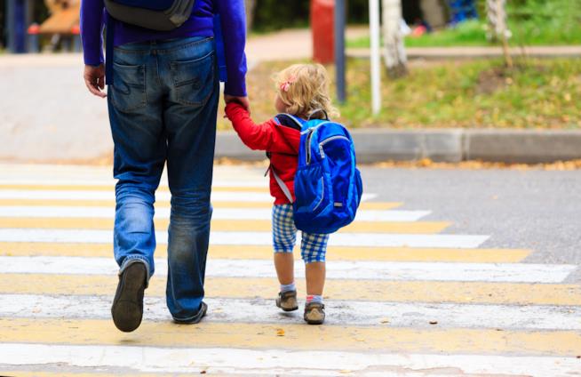 Una ricerca conferma i rischi di mandare i bambini a scuola un anno prima Bambina piccola va a scuola
