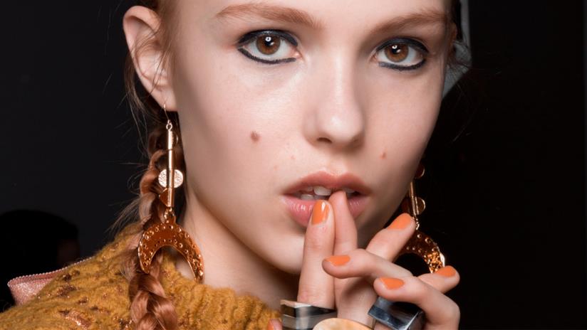 Marrone, beige e terracotta per nail art al top I colori della terra per manicure di tendenza