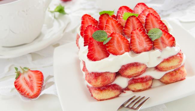 Tiramisù alle fragole: la ricetta con la crema di uova e mascarpone e lo sciroppo di fragole Tiramisù alle fragole