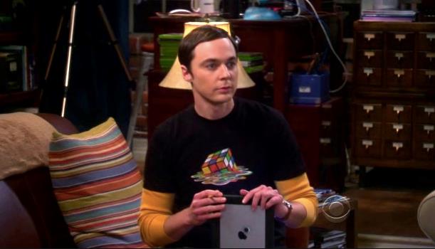 Sheldon Cooper con la t-shirt col cubo di Rubik Sheldon Cooper in un episodio che lo mostra con la t-shirt col cubo di Rubik