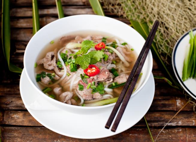 Tradizionale zuppa di manzo vientamita Zuppa vietnamita con manzo e noodles