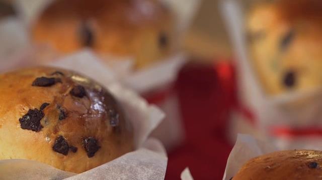 Panettoncini di Natale con gocce di cioccolato fatti in casa Panettoncini con gocce di cioccolato