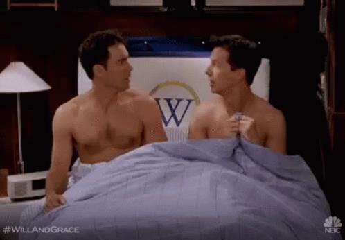 Will e Jack a letto insieme Sean Hayes ed Eric McCormack in un episodio di Will & Grace