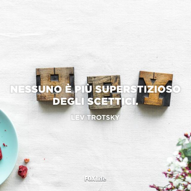 Frase Trotsky Scritta Hey su un tavolo