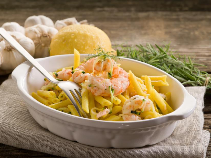 Pasta con zucchine e gamberetti La ricetta della pasta con zucchine e gamberetti