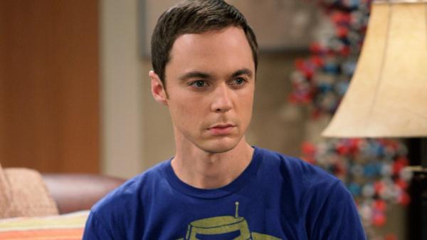 Jim Parsons è Sheldon Cooper Sheldon in una scena di The Big Bang Theory