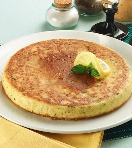 Frittata vegana di ceci e succo di ortica Frittatina di ceci decorata con fetta di limone e foglia di menta