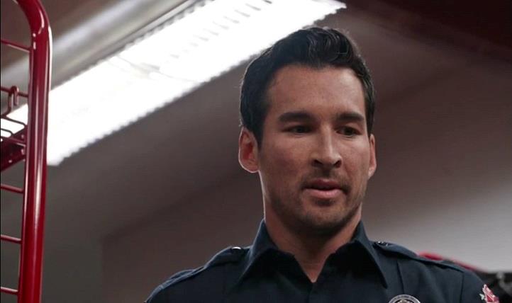 Travis in una scena di Station 19 Travis Montgomery