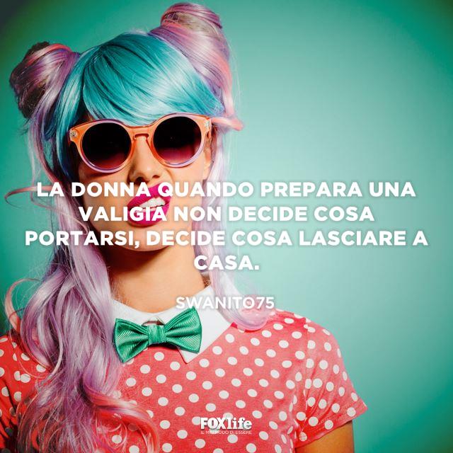 Frase donne e valigie Donna fa una smorfia