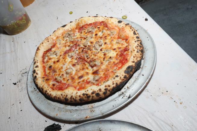 Una pizza napoletana Una pizza appena sfornata