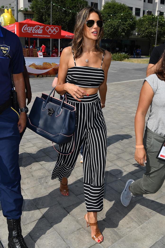 Total look a righe e sandali per Alessandra Ambrosio Total look a righe e sandali per la top model