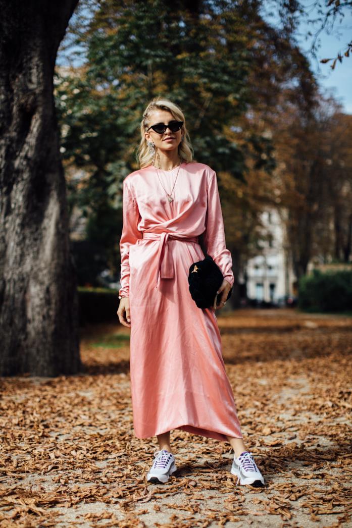 Abito lungo in satin abbinato a sneakers e handbag Maxi dress indossato con le sneakers