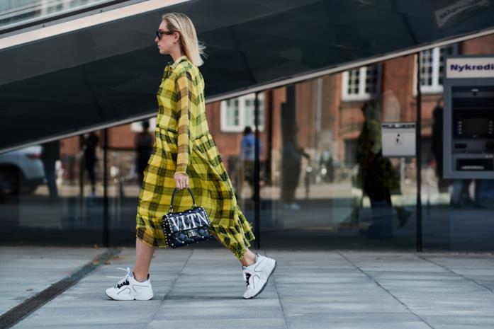 Outfit casual con sneakers Outfit casual con sneakers e long dress a quadri