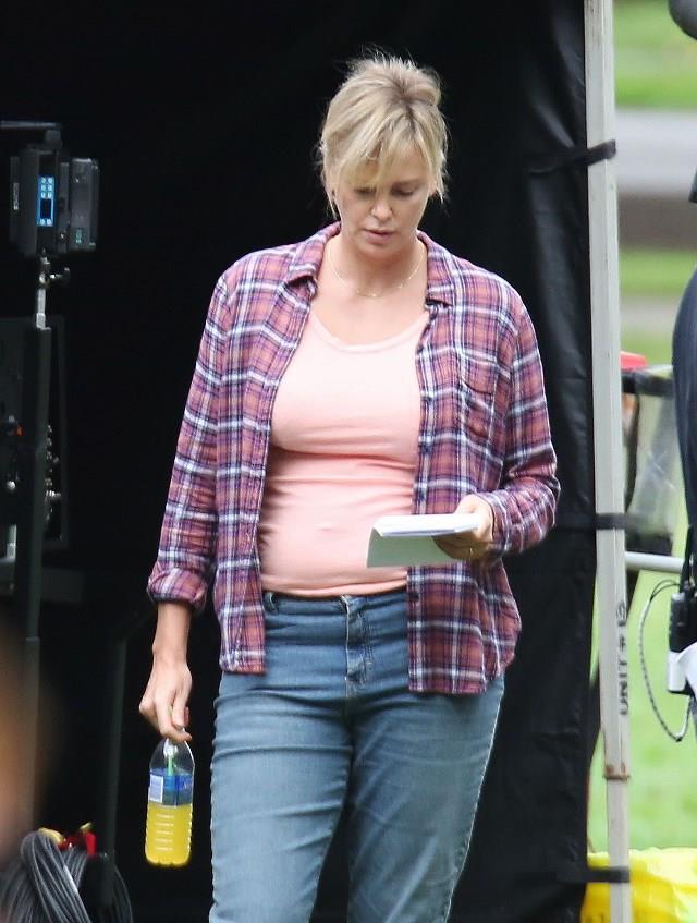 Charlize Theron e i 20 kg presi per girare Tully Charlize Theron ingrassata sul set di Tully