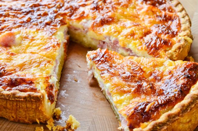 Quiche Lorraine francese con formaggio e pancetta Quiche Lorraine con formaggio