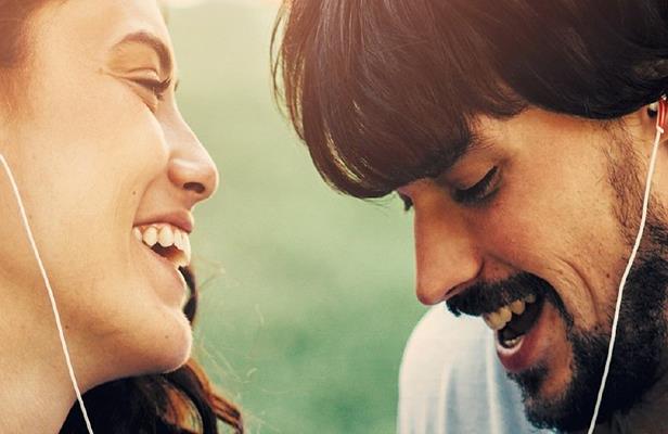 Recensione di Gli effetti collaterali delle fiabe Una coppia che si sorride