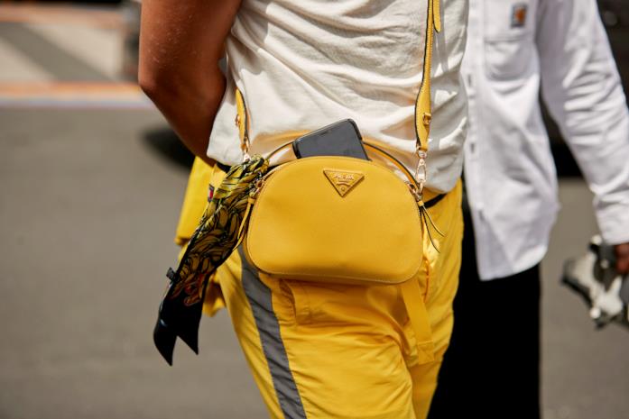 Mini bag gialla Outfit composto da mini bag gialla dallo Street Style di Parigi 2019