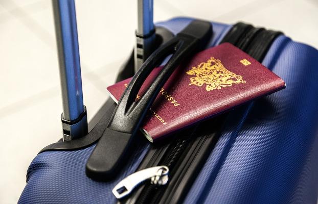 Consigli e trucchi per il passaporto Passaporto su valigia