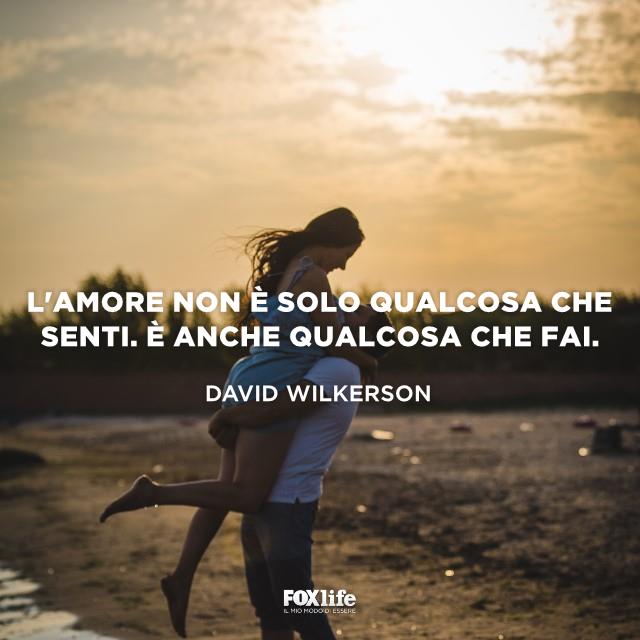 L'amore è qualcosa che fai Coppia si abbraccia in riva al mare