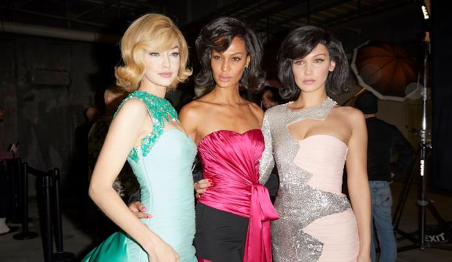 MFW: Sfilate e Street Style Gigi e Bella Hadid alla sfilata moschino