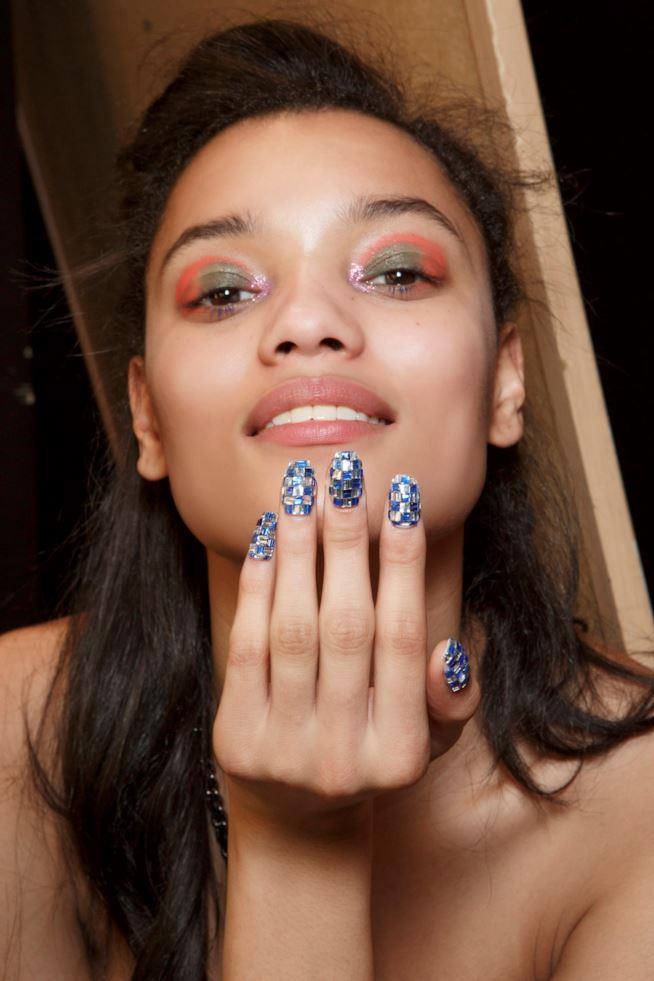 Unghie con glitter Unghie con glitter in rilievo