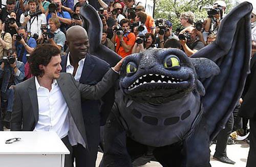 Kit Harington Kit Harington alla première di Dragon Trainer 2 con Sdentato