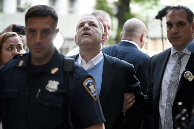 Harvey Weinstein portato via dalla polizia