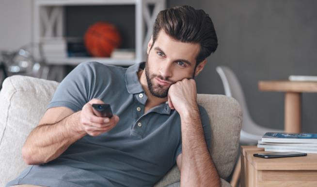 10 idee regalo per un ragazzo che ama le serie TV Un ragazzo di fronte alla TV