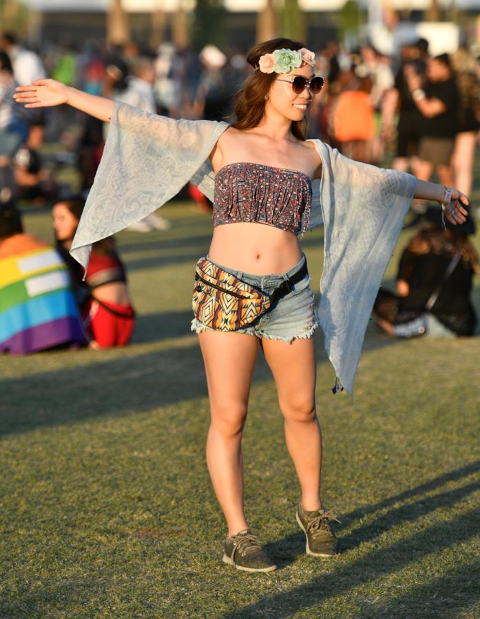 Un look hippie chic al festival di Coachella Coroncina floreale, crop top e shorts in jeans al Coachella