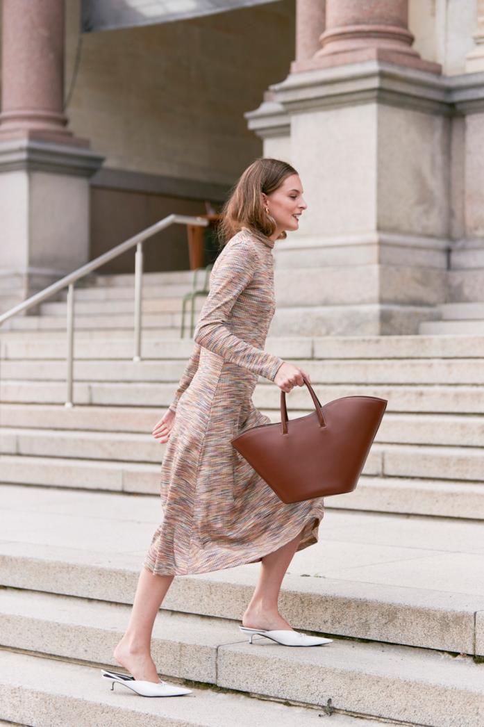Borsa a secchiello Outfit composto da borsa a secchiello dallo Street Style di Copenhagen 2019