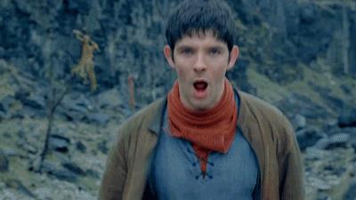 Merlin, serie TV tratta dalla famosa leggenda su Re Artù Merlino in una scena di Merlin