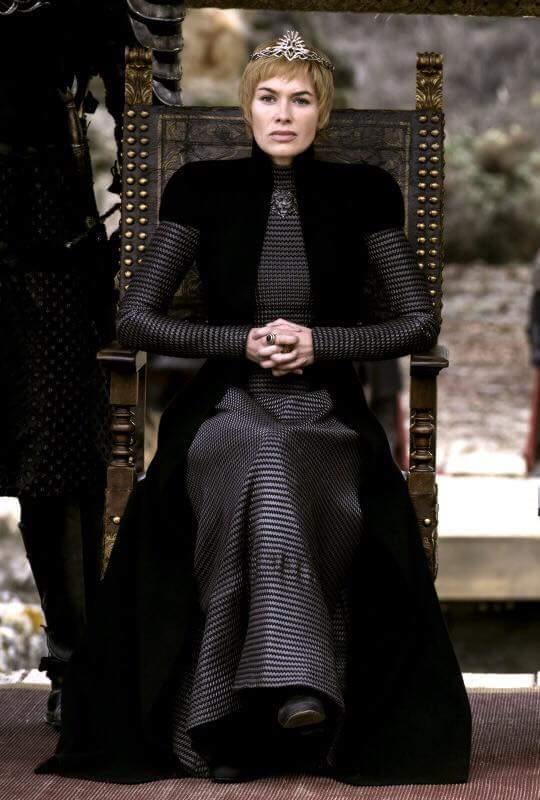 Cersei di nero vestita Cersei in un outfit strepitoso