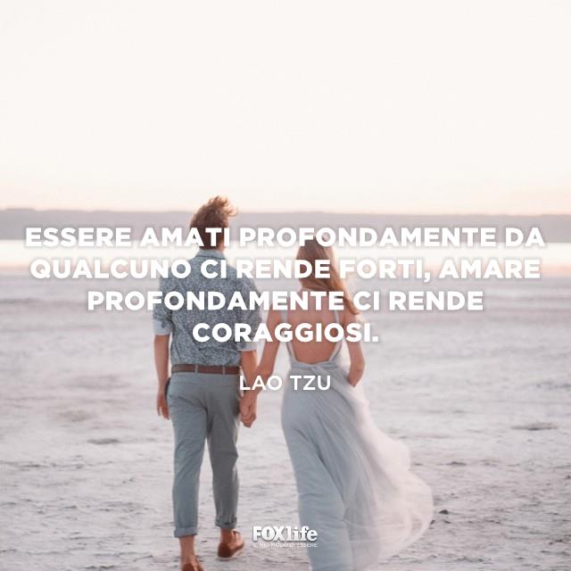 Frase Tzu Coppia di sposi passeggia sulla spiaggia