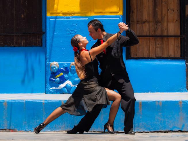 Due ballerini di tango a La Boca Ballando il tango a Buenos Aires