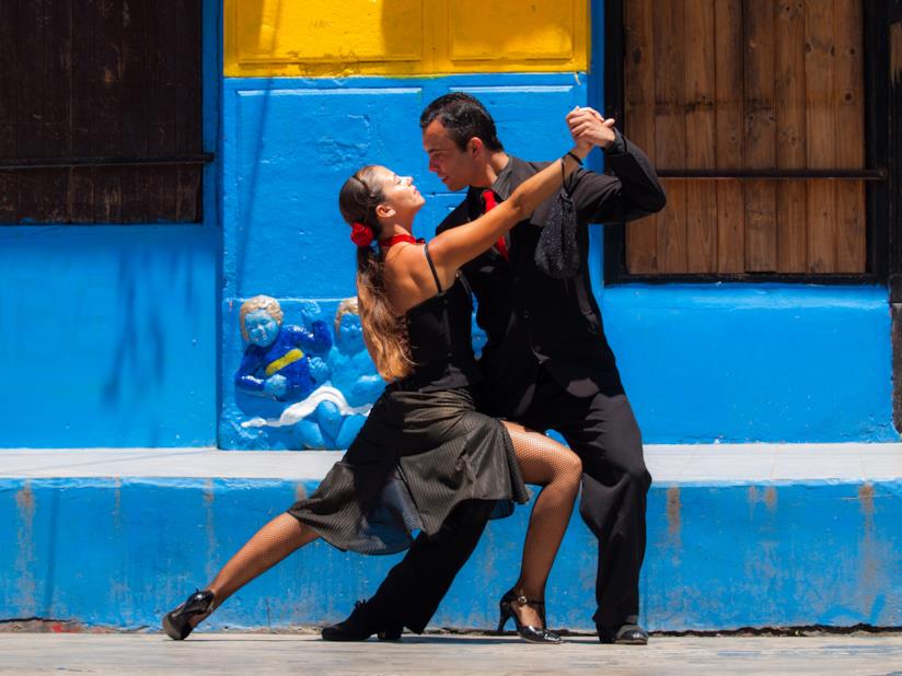 Due ballerini di tango a La Boca a Buenos Aires Ballando il tango a Buenos Aires