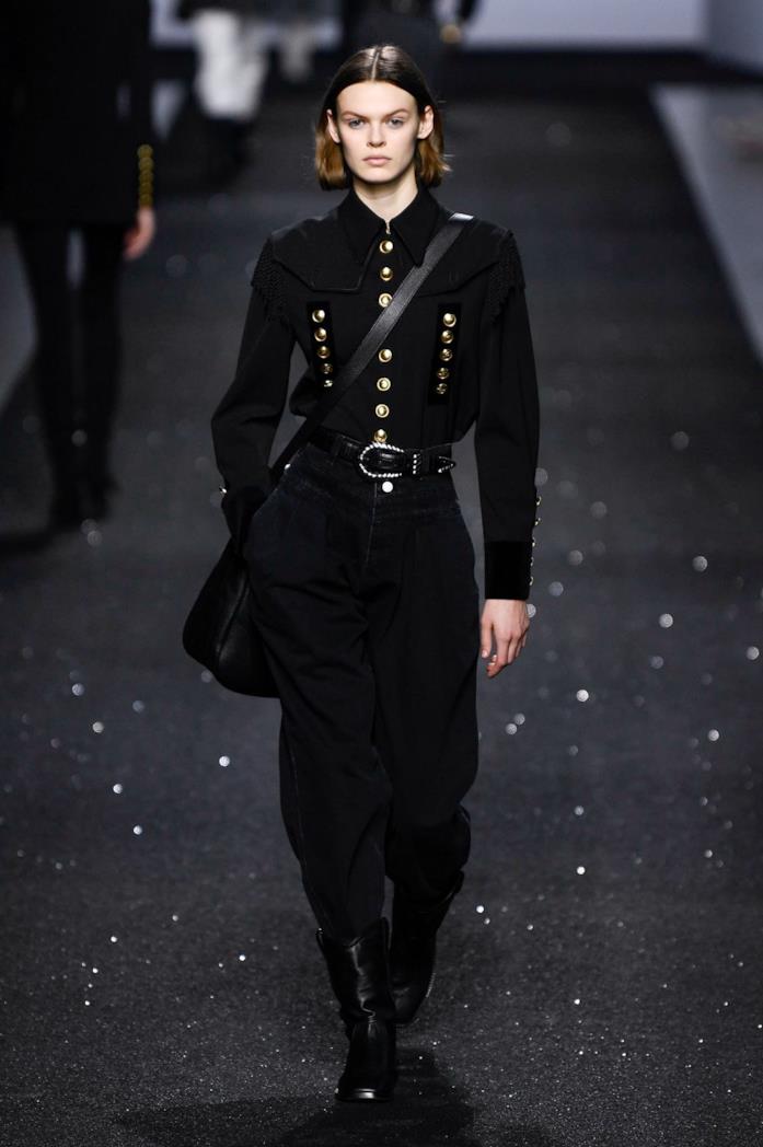 Sfilata Alberta Ferretti Un outfit total black della sfilata Alberta Ferretti