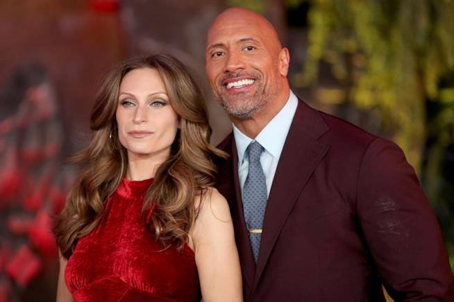 Dwayne Johnson The Rock imbocca la compagna mentre allatta Dwayne Johnson The Rock e Lauren Hashian